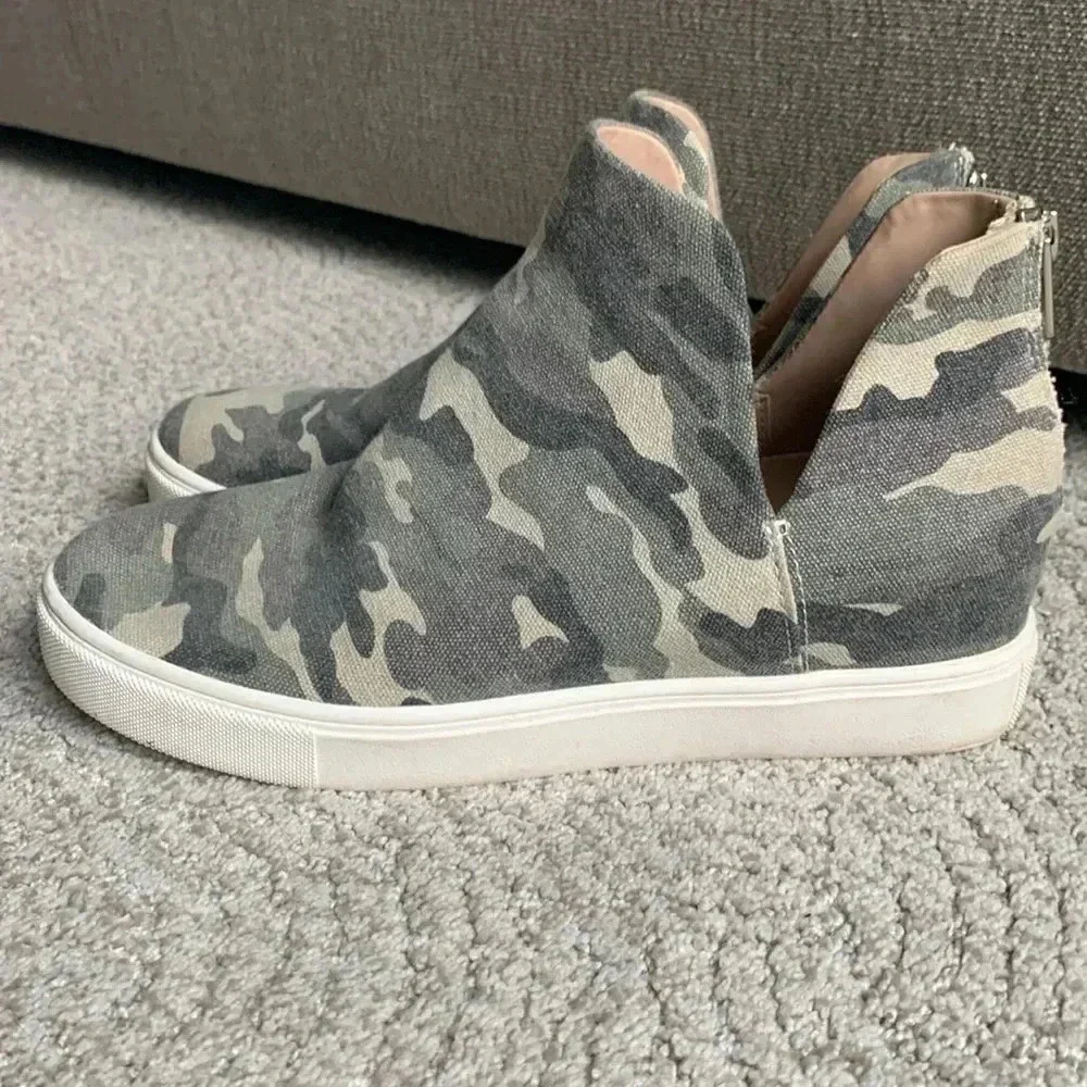 Steve Madden Georgie sneaker size 9 1/2 medium camouflage canvas print
